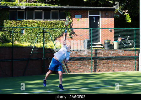 Ein über 50's Tennis Turnier, an den lokalen Verein. Bewegung und Wohlbefinden Stockfoto