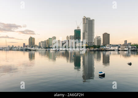 Manila Bay zur goldenen Stunde, Luzon, Philippinen Stockfoto