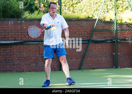 Ein über 50's Tennis Turnier, an den lokalen Verein. Bewegung und Wohlbefinden Stockfoto