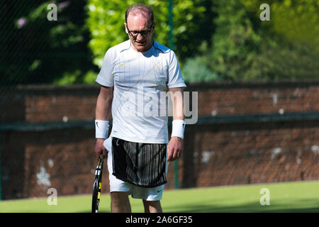 Ein über 50's Tennis Turnier, an den lokalen Verein. Bewegung und Wohlbefinden Stockfoto