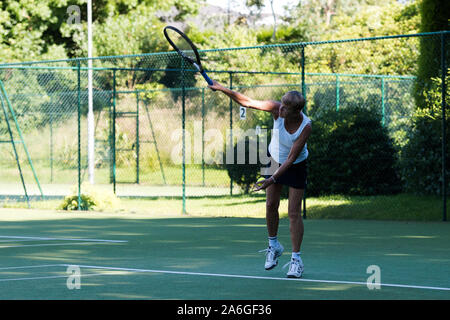 Ein über 50's Tennis Turnier, an den lokalen Verein. Bewegung und Wohlbefinden Stockfoto