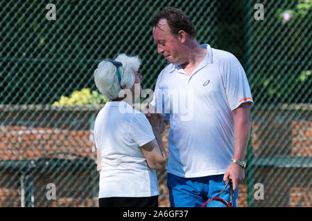 Ein über 50's Tennis Turnier, an den lokalen Verein. Bewegung und Wohlbefinden Stockfoto