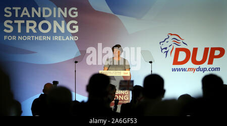 Belfast, UK. 26 Okt, 2019. Arlene Foster, Führer der Nordirischen Democratic Unionist Party (DUP), spricht bei der jährlichen Konferenz der Partei in South Belfast, Nordirland, Vereinigtes Königreich, am Okt. 26, 2019. Boris Johnson erneut versuchen sollte, die Brexit zu verhandeln, wenn er DUP unterstützen will, Arlene Foster hat gesagt. Credit: Paul McErlane/Xinhua/Alamy leben Nachrichten Stockfoto