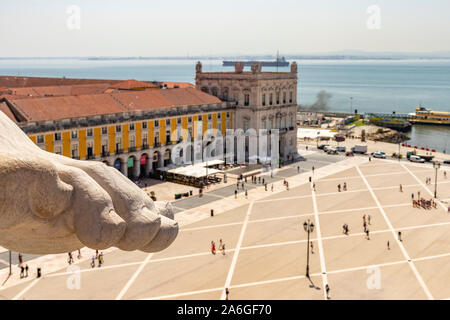 Gigantische Zehen und Fuß der allegorischen Skulptur auf dem Arco da Rua Augusta mit Blick auf den Praça do Comércio in Baixa, Stadtzentrum von Lissabon. Stockfoto