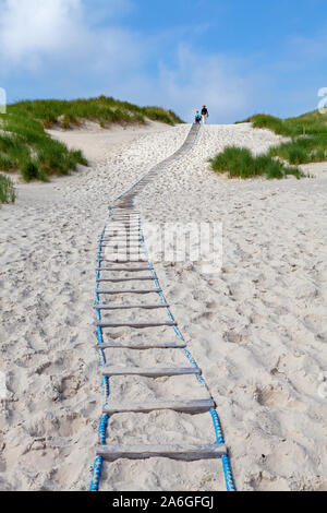 Ein Pfad durch die Dünen an den Strand und auf der Insel Amrum, Nordfriesland, Schleswig-Holstein, Deutschland. Stockfoto