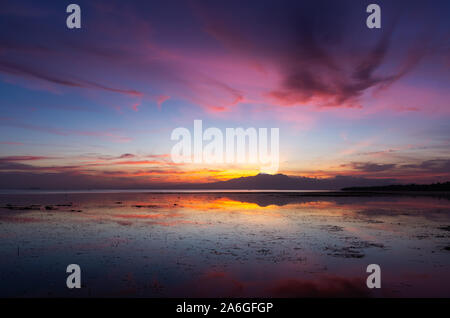 Negros Sonnenuntergang. Sonnenuntergang hinter Negros Island vom San Juan Beach, Philippinen Stockfoto