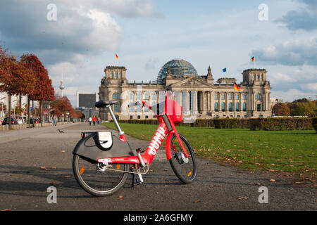 Berlin, Deutschland - Oktober - 2019: Bike Sharing Fahrrad Springen von Uber vor dem Reichstag in Berlin. Stockfoto