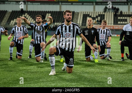 Almelo, Niederlande. 26 Okt, 2019. ALMELO, 26-10-2019, Erve Asito Stadium, der niederländischen Eredivisie Fußball Saison 2019/2020. Spieler des Herakles feiern den Sieg während des Spiels Heracles Almelo-PEC Zwolle Credit: Pro Schüsse/Alamy leben Nachrichten Stockfoto