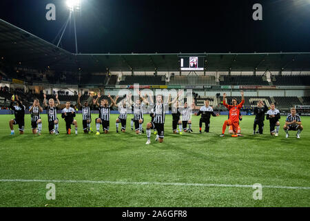 Almelo, Niederlande. 26 Okt, 2019. ALMELO, 26-10-2019, Erve Asito Stadium, der niederländischen Eredivisie Fußball Saison 2019/2020. Spieler des Herakles feiern den Sieg während des Spiels Heracles Almelo-PEC Zwolle Credit: Pro Schüsse/Alamy leben Nachrichten Stockfoto