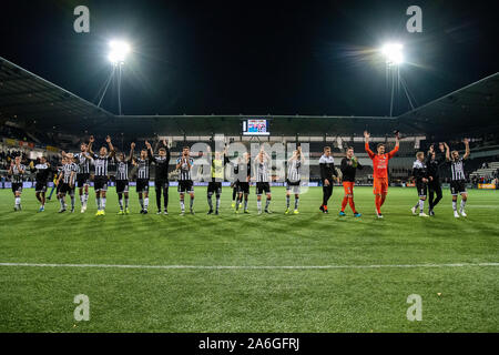 Almelo, Niederlande. 26 Okt, 2019. ALMELO, 26-10-2019, Erve Asito Stadium, der niederländischen Eredivisie Fußball Saison 2019/2020. Spieler des Herakles feiern den Sieg während des Spiels Heracles Almelo-PEC Zwolle Credit: Pro Schüsse/Alamy leben Nachrichten Stockfoto