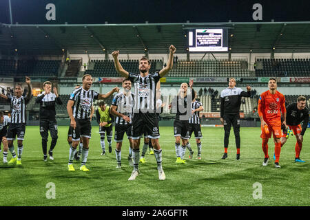 Almelo, Niederlande. 26 Okt, 2019. ALMELO, 26-10-2019, Erve Asito Stadium, der niederländischen Eredivisie Fußball Saison 2019/2020. Spieler des Herakles feiern den Sieg während des Spiels Heracles Almelo-PEC Zwolle Credit: Pro Schüsse/Alamy leben Nachrichten Stockfoto