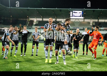 Almelo, Niederlande. 26 Okt, 2019. ALMELO, 26-10-2019, Erve Asito Stadium, der niederländischen Eredivisie Fußball Saison 2019/2020. Spieler des Herakles feiern den Sieg während des Spiels Heracles Almelo-PEC Zwolle Credit: Pro Schüsse/Alamy leben Nachrichten Stockfoto