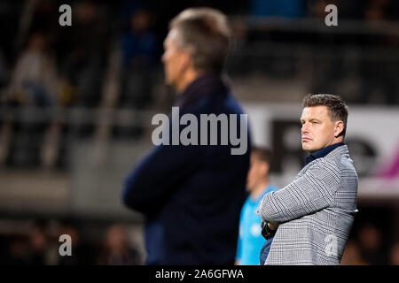 Almelo, Niederlande. 26 Okt, 2019. ALMELO, 26-10-2019, Erve Asito Stadium, der niederländischen Eredivisie Fußball Saison 2019/2020. PEC Zwolle Trainer John stegeman während des Spiels Heracles Almelo-PEC Zwolle Credit: Pro Schüsse/Alamy leben Nachrichten Stockfoto