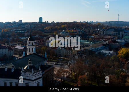 Das Zentrum von Vilnius in Litauen an einem warmen Herbst oder im Herbst am Nachmittag. Von der Spitze des Schloss Gediminas fotografiert. Stockfoto