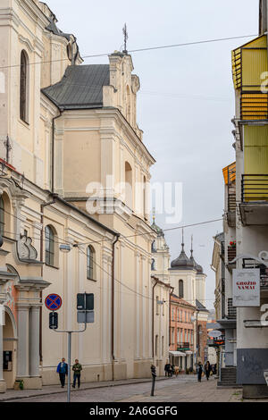 Blick auf die dominikanische Kirche, das Heiligtum der Göttlichen Barmherzigkeit und der Universität Vilnius St. Johns' Glockenturm der Kirche von der Straße in Vilnius, Litauen Stockfoto