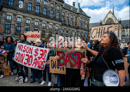 Eine Frau gesehen wird, riefen Parolen durch ein Megaphon während der Demonstration. Die chilenische Leben in der Gemeinschaft in den Niederlanden beweisen ihre Unzufriedenheit mit der derzeitigen Situation in Chile zu zeigen und den Rücktritt von Sebastián Piñera, Präsident von Chile nach Nachfrage seit 2018. Menschen trugen schwarze Kleidung, zur Unterstützung der Opfer während der Demonstrationen in Chile. Stockfoto