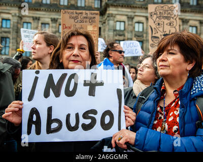 Einer Frau mit einem Plakat in Spanisch, die besagt, dass nicht mehr Missbrauch während der Demonstration. Die chilenische Leben in der Gemeinschaft in den Niederlanden beweisen ihre Unzufriedenheit mit der derzeitigen Situation in Chile zu zeigen und den Rücktritt von Sebastián Piñera, Präsident von Chile nach Nachfrage seit 2018. Menschen trugen schwarze Kleidung, zur Unterstützung der Opfer während der Demonstrationen in Chile. Stockfoto