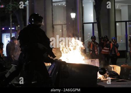 Barcelona, Spanien. 26 Okt, 2019. Barcelona, Katalonien, Spanien, 10/26/2019. - Polizei gegen Demonstranten in den Straßen von Barcelona nach der Demonstration Freiheit. Credit: Juan Carlos Rojas/Picture Alliance | Verwendung weltweit/dpa/Alamy leben Nachrichten Stockfoto