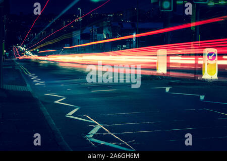 Fotos mit langer Belichtungszeit von Victoria Straße, die zu Hanley mit Subway Restaurant im Hintergrund Stockfoto