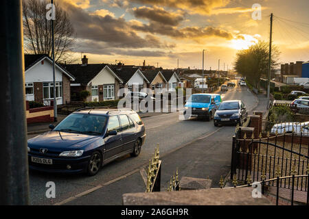 Sonnenuntergang im Longton von Clarice Cliff Grundschule, über eine typische mittlere Klasse Stockfoto