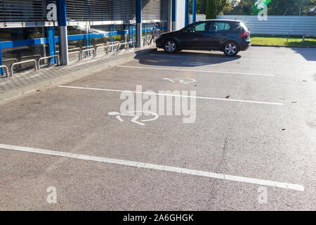 Behinderten-parkplätze vor Lidl Supermarkt, Sopron, Ungarn Stockfoto