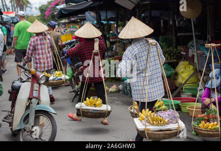 Saigon, Vietnam - 30. Juni 2017: Straßenverkäufer, die Bananen verkaufen, Saigon, Vietnam. Stockfoto