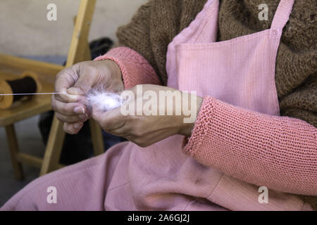 Spinnen von Wolle auf nähen Rad-, Fertigungs- und Arbeit, Handwerk Stockfoto