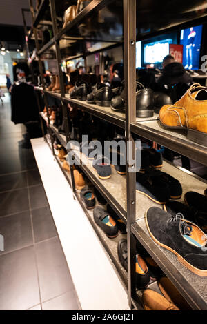 Reihen von Smart mens Schuhe zum Verkauf an Weihnachten, an der Intu Potteries Shopping Center, Revier, das Einkaufszentrum in der Innenstadt Stockfoto