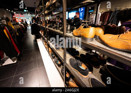 Reihen von Smart mens Schuhe zum Verkauf an Weihnachten, an der Intu Potteries Shopping Center, Revier, das Einkaufszentrum in der Innenstadt Stockfoto