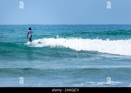 Hikkaduwa, Sri Lanka - 10/18/2019 - Pro Surfer Surfen an der Sri Lanka Strand Stockfoto