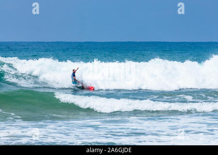 Hikkaduwa, Sri Lanka - 10/18/2019 - Pro Surfer Surfen an der Sri Lanka Strand Stockfoto