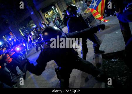 Barcelona, Spanien. 26 Okt, 2019. Barcelona, Katalonien, Spanien, 10/26/2019. - Polizei gegen Demonstranten in den Straßen von Barcelona nach der Demonstration Freiheit. Credit: Juan Carlos Rojas/Picture Alliance | Verwendung weltweit/dpa/Alamy leben Nachrichten Stockfoto