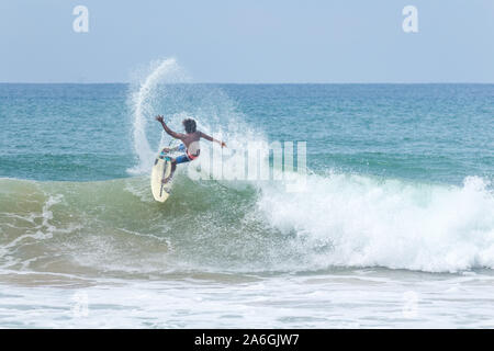 Hikkaduwa, Sri Lanka - 10/18/2019 - Pro Surfer Surfen an der Sri Lanka Strand Stockfoto