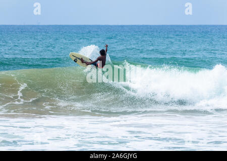 Hikkaduwa, Sri Lanka - 10/18/2019 - Pro Surfer Surfen an der Sri Lanka Strand Stockfoto