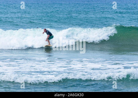 Hikkaduwa, Sri Lanka - 10/18/2019 - Pro Surfer Surfen an der Sri Lanka Strand Stockfoto