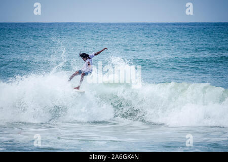 Hikkaduwa, Sri Lanka - 10/18/2019 - Pro Surfer Surfen an der Sri Lanka Strand Stockfoto