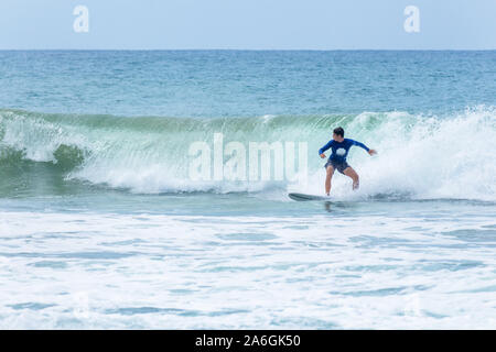 Hikkaduwa, Sri Lanka - 10/18/2019 - Pro Surfer Surfen an der Sri Lanka Strand Stockfoto