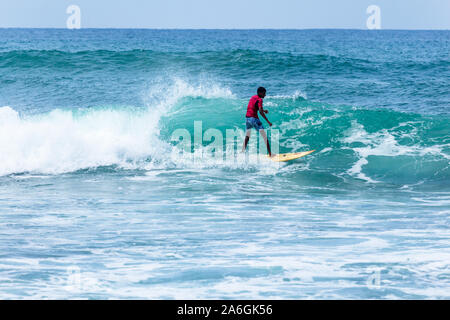 Hikkaduwa, Sri Lanka - 10/18/2019 - Pro Surfer Surfen an der Sri Lanka Strand Stockfoto