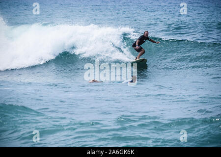 Hikkaduwa, Sri Lanka - 10/18/2019 - Pro Surfer Surfen an der Sri Lanka Strand Stockfoto