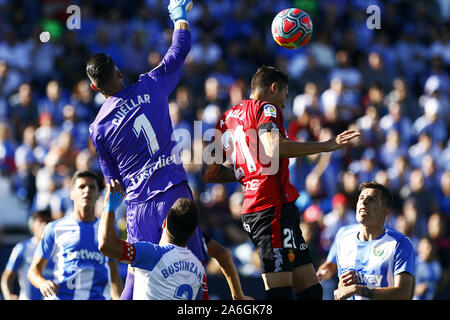 CD Leganes von Ivan Cuellar und Antonio Raillo, Spieler von Mallorca aus Spanien sind in Aktion während der spanischen La Liga Match Runde 10 zwischen CD Leganes und RCD Mallorca bei Butarque Stadion gesehen. (Endstand; CD Leganes 1:0 RCD Mallorca) Stockfoto