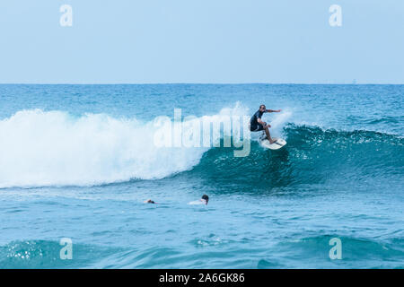 Hikkaduwa, Sri Lanka - 10/18/2019 - Pro Surfer Surfen an der Sri Lanka Strand Stockfoto