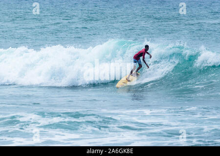 Hikkaduwa, Sri Lanka - 10/18/2019 - Pro Surfer Surfen an der Sri Lanka Strand Stockfoto