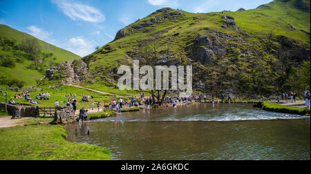 Die Menschen genießen Sie einen Tag an der berühmten dovedale Trittsteine im Peak District National Park Stockfoto