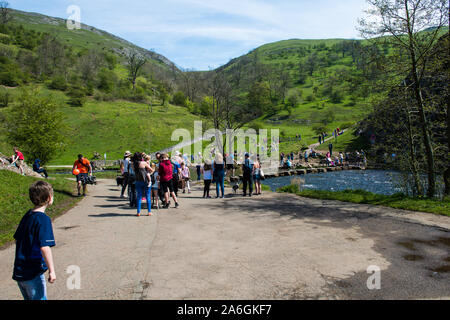 Die Menschen genießen Sie einen Tag an der berühmten dovedale Trittsteine im Peak District National Park Stockfoto