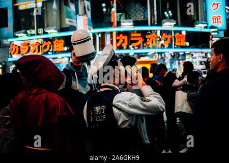 Shibuya, Japan. 26 Okt, 2019. Ein Polizeioffizier shouts Anweisungen zu den Volksmengen Halloween Feiern in Shibuya, Japan am 26. Oktober 2019. Quelle: Lba Co.Ltd./Alamy leben Nachrichten Stockfoto