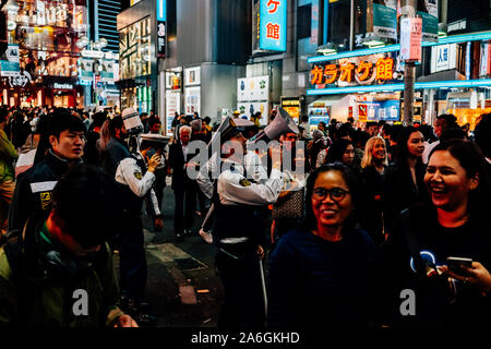 Shibuya, Japan. 26 Okt, 2019. Ein Polizeioffizier mit einem Megaphon während der Halloween Feiern in Shibuya, Japan am 26. Oktober 2019. Quelle: Lba Co.Ltd./Alamy leben Nachrichten Stockfoto