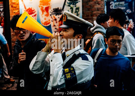 Shibuya, Japan. 26 Okt, 2019. Ein Polizeioffizier mit einem Megaphon während der Halloween Feiern in Shibuya, Japan am 26. Oktober 2019. Quelle: Lba Co.Ltd./Alamy leben Nachrichten Stockfoto