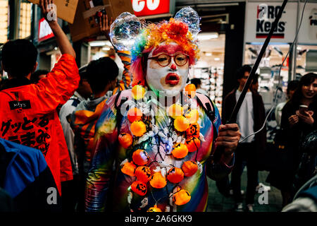 Shibuya, Japan. 26 Okt, 2019. Ein Mann im Kostüm feiern Halloween in Shibuya, Japan am 26. Oktober 2019. Quelle: Lba Co.Ltd./Alamy leben Nachrichten Stockfoto