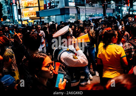 Shibuya, Japan. 26 Okt, 2019. Ein Polizeioffizier mit einem Megaphon während der Halloween Feiern in Shibuya, Japan am 26. Oktober 2019. Quelle: Lba Co.Ltd./Alamy leben Nachrichten Stockfoto