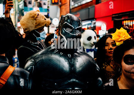 Shibuya, Japan. 26 Okt, 2019. Ein Mann in einem schwarzen Panther Kostüm Halloween Feiern in Shibuya, Japan am 26. Oktober 2019. Quelle: Lba Co.Ltd./Alamy leben Nachrichten Stockfoto